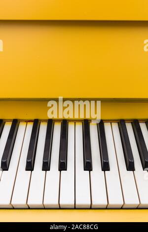 Draufsicht auf gelb Piano. Nahaufnahme von Piano keys. Musik Konzept. Stockfoto