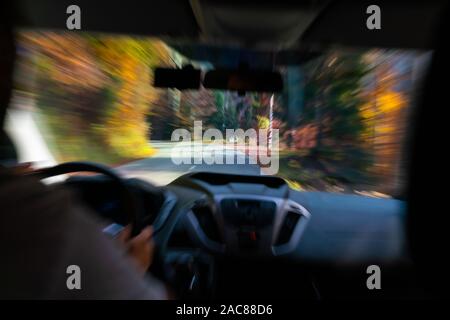Zoom burst Wirkung, während der Fahrt auf einem Berg Straße Stockfoto