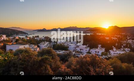 Farbenfrohen Sonnenuntergang in der schönen Bucht der Ägäis mit Inseln, Berge und Boote. Sommerurlaub Konzept und Hintergrund Stockfoto