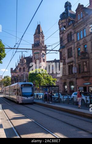 Saarbrücken, Deutschland - 31. August 2019: Der saarbahn Straßenbahn im historischen Bereich der Stadt Saarbrücken Stockfoto