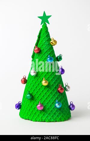 Weihnachtsbaum abstract aus Eis und kleinen bunten Kugeln mit Stern weiß. Stockfoto