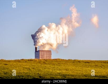 Schornstein und Wasserdampf plume am Zementwerk, Dunbar Dunbar, East Lothian, Schottland, Großbritannien Stockfoto