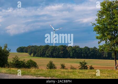 Saarbrücken, Deutschland - 31. August 2019: Sommer Landschaft mit Windenergieanlage im Saarland, Deutschland Stockfoto