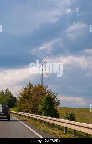 Saarbrücken, Deutschland - 31. August 2019: Sommer Landschaft mit Windrad und Country Road im Saarland, Deutschland Stockfoto