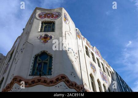 Gutes Beispiel des ungarischen Jugendstils der 'Cifrapalota' Cifra Palast in Kecskemet, Ungarn. Stockfoto