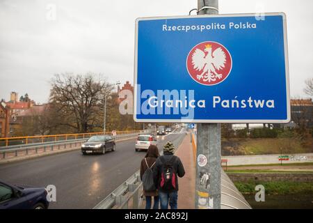 Ein Zeichen der Staatsgrenze zwischen Deutschland und Polen aus dem Johannes Paul II Brücke in Zgorzelec. Zgorzelec und Görlitz zu sehen sind Partner Städte der Euro region Neiße entfernt in Sachsen (Deutschland) und Niederschlesien (Polen) Stockfoto