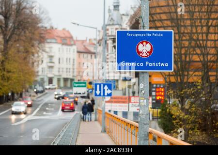 Ein Zeichen der Staatsgrenze zwischen Deutschland und Polen aus dem Johannes Paul II Brücke in Zgorzelec. Zgorzelec und Görlitz zu sehen sind Partner Städte der Euro region Neiße entfernt in Sachsen (Deutschland) und Niederschlesien (Polen) Stockfoto