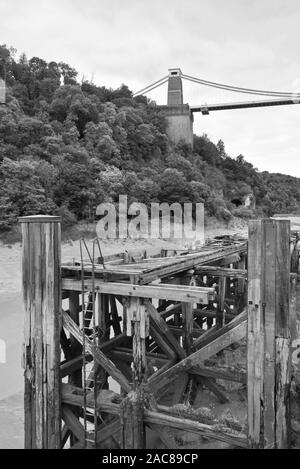 Das verlassene und inzwischen verderbte viktorianische Hafenbecken liegt an den Ufern der Avon Gorge bei Hotwells in der Nähe von Bristol in Somerset, England bei Ebbe. Stockfoto