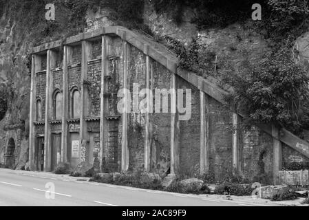 Der untere Stationseingang der ehemaligen viktorianischen Standseilbahn Clifton Rocks auf dem Bristol Portway bei Hotwells, in der Nähe von Bristol, England, Großbritannien Stockfoto