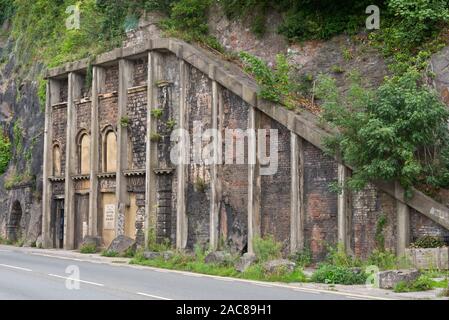 Der untere Stationseingang der ehemaligen viktorianischen Standseilbahn Clifton Rocks auf dem Bristol Portway bei Hotwells, in der Nähe von Bristol, England, Großbritannien Stockfoto