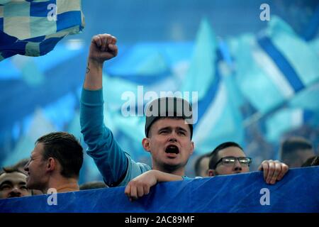 St. Petersburg, Russland. 1. Dez, 2019. Russland. St. Petersburg. Dezember 1, 2019. Zenit Fans bei einem Spiel der Russischen Fußball-Europameisterschaft zwischen den Teams Zenit (St. Petersburg) und Spartak Credit: Andrey Pronin/ZUMA Draht/Alamy leben Nachrichten Stockfoto