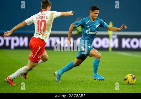 St. Petersburg, Russland. 1. Dez, 2019. Russland. St. Petersburg. Dezember 1, 2019. Spartak Spieler Zelimkhan Bakaev und Zenit Douglas Santos (von links nach rechts) in der Russischen Fußball-Match zwischen dem Zenit (St. Petersburg) und Spartak (Moskau) Teams. Credit: Andrey Pronin/ZUMA Draht/Alamy leben Nachrichten Stockfoto