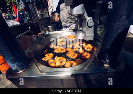 Valencia, Spanien - 19. März 2019: Topf mit siedendem Öl traditionelle Kürbis Krapfen buñuelos vorzubereiten, in einer Straße in Valencia. Stockfoto