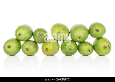 Menge ganze Hardy Grüne Kiwis auf weißem Hintergrund Stockfoto