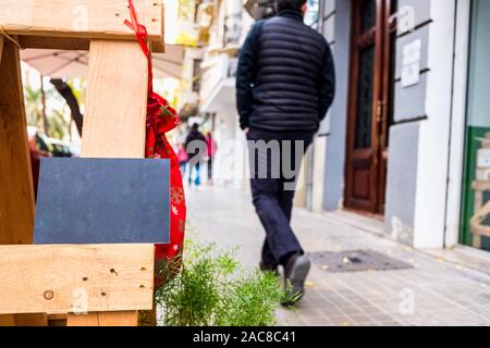 Leere Tafel Text, auf einer Straße mit Menschen zu Fuß im Hintergrund, unscharf. Stockfoto