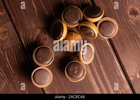 Menge ganz süßen braunen Toffee flatlay auf braunem Holz Stockfoto