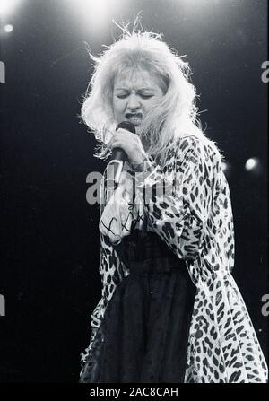 Cyndi Lauper Singen im "True Colors" Tour Konzert am Worcester Centruim in Worcester, Ma USA 1980 Foto's von Bill belknap Stockfoto