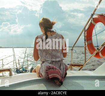 Rot Rettungsring auf dem Schiff im tropischen Meer Stockfoto