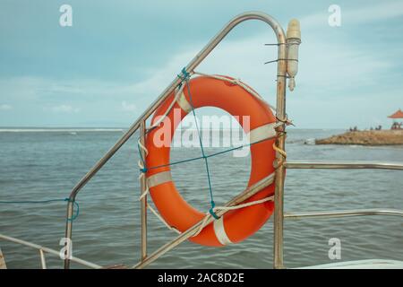 Rot Rettungsring auf dem Schiff im tropischen Meer Stockfoto