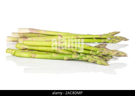 Menge ganz gesunden grünen Spargel heap auf weißem Hintergrund Stockfoto