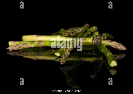 Menge ganze gekreuzt gesunden grünen Spargel auf schwarzem Glas isoliert Stockfoto