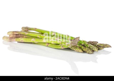 Menge ganz gesunden grünen Spargel heap auf weißem Hintergrund Stockfoto