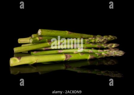 Menge ganz gesunden grünen Spargel auf schwarzem Glas isoliert Stockfoto