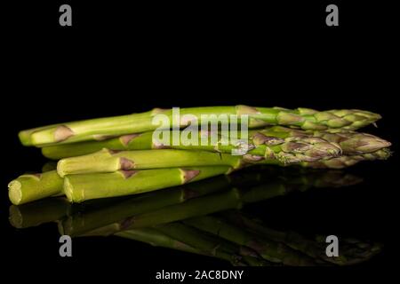 Menge ganz gesunden grünen Spargel auf schwarzem Glas isoliert Stockfoto