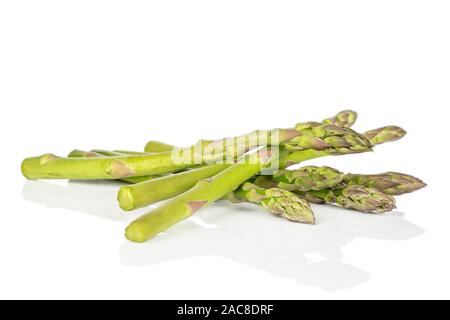 Menge ganz gesunden grünen Spargel auf weißem Hintergrund Stockfoto