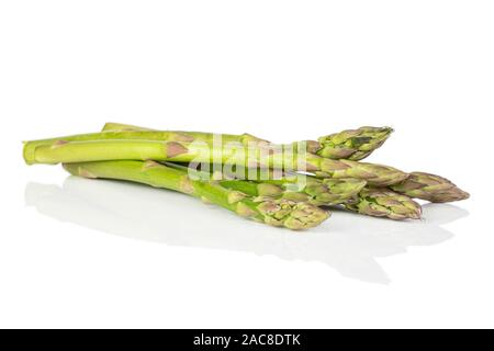 Menge ganz gesunden grünen Spargel auf weißem Hintergrund Stockfoto