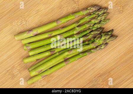 Menge ganz gesunden grünen Spargel flatlay auf hellem Holz. Stockfoto
