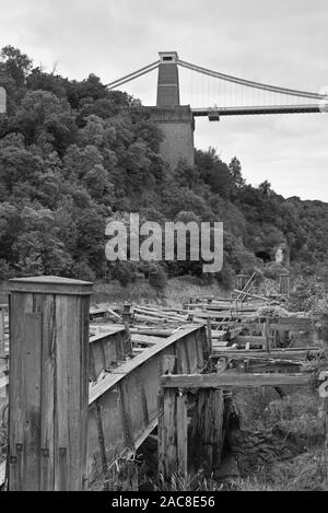 Das verlassene und inzwischen verderbte viktorianische Hafenbecken liegt an den Ufern der Avon Gorge bei Hotwells in der Nähe von Bristol in Somerset, England bei Ebbe. Stockfoto