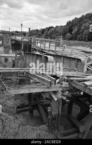 Das verlassene und inzwischen verderbte viktorianische Hafenbecken liegt an den Ufern der Avon Gorge bei Hotwells in der Nähe von Bristol in Somerset, England bei Ebbe. Stockfoto
