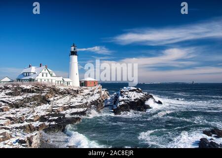 Wahrzeichen Portland Scheinwerfer nach einem Wintersturm in Portland Maine an einem sonnigen blauen Himmel. Stockfoto
