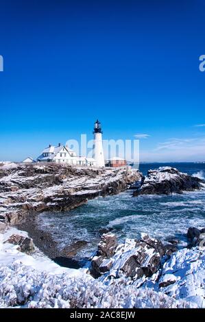 Wahrzeichen Portland Scheinwerfer nach einem Wintersturm in Portland Maine an einem sonnigen blauen Himmel. Stockfoto