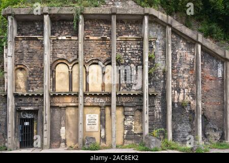 Der untere Stationseingang der ehemaligen viktorianischen Standseilbahn Clifton Rocks auf dem Bristol Portway bei Hotwells, in der Nähe von Bristol, England, Großbritannien Stockfoto