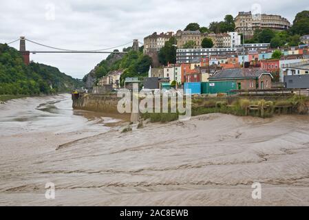 Blick auf die Avon Gorge bei Ebbe mit Blick auf Isambard Kingdom Brunels Clifton Suspension Bridge in der Nähe von Bristol in Somerset, England Stockfoto