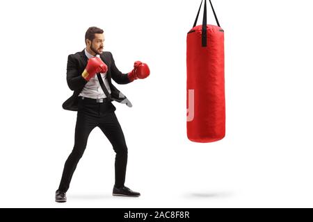 Volle Länge geschossen von einem Geschäftsmann training Feld mit einem roten Boxsack auf weißem Hintergrund Stockfoto