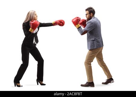 Volle Länge Schuß einer geschäftsfrau Stanzen ein Mann mit Boxhandschuhen auf weißem Hintergrund Stockfoto