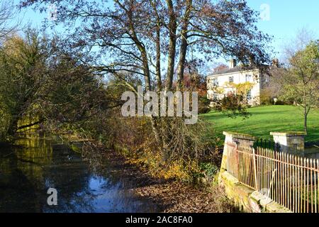 Fluss Stour in der Nähe von Clare und Cavendish auf der Essex und Suffolk Grenze auf der klaren Wintertag. Im rustikalen, ländlichen Szenen, Kirche, Fluss, Cottage, grün Stockfoto