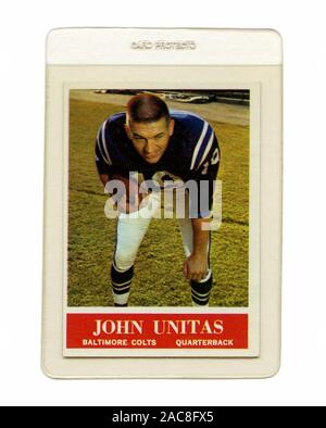 Vintage football card Darstellung John Unitas der Quarterback mit den Baltimore Colts durch Philadelphia Gummi im Jahr 1964 herausgegeben. Stockfoto