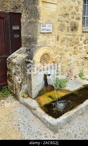 Alte Feder von Trinkwasser in der französischen Stadt Saint Medard Stockfoto