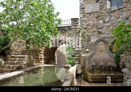 Brunnen und Wasserbecken unter der Gedenktafel in der spanischen Stadt Stockfoto