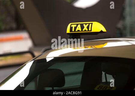Taxi Schild auf ein Taxi Auto Stockfoto