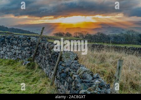 Sonnenuntergang vereinbaren bei Winskill Steine in der Nähe Langcliffe in den Yorkshire Dales. Stockfoto