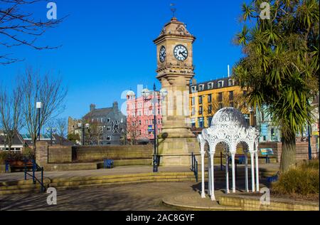 Der McKee Clock Tower in der Civic versunkenen Gärten an der Küste in Bangor County Down Nordirland entfernt Stockfoto