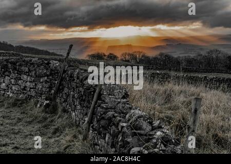 Sonnenuntergang vereinbaren bei Winskill Steine in der Nähe Langcliffe in den Yorkshire Dales. Stockfoto