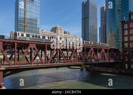 L Train Crossing the Chicago River, The Loop, Chicago, USA Stockfoto