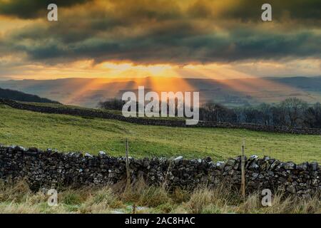 Sonnenuntergang vereinbaren bei Winskill Steine in der Nähe Langcliffe in den Yorkshire Dales. Stockfoto