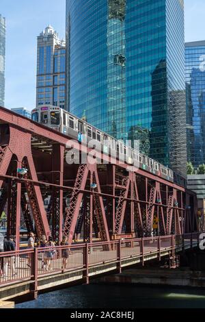 L Train Crossing the Chicago River, The Loop, Chicago, USA Stockfoto